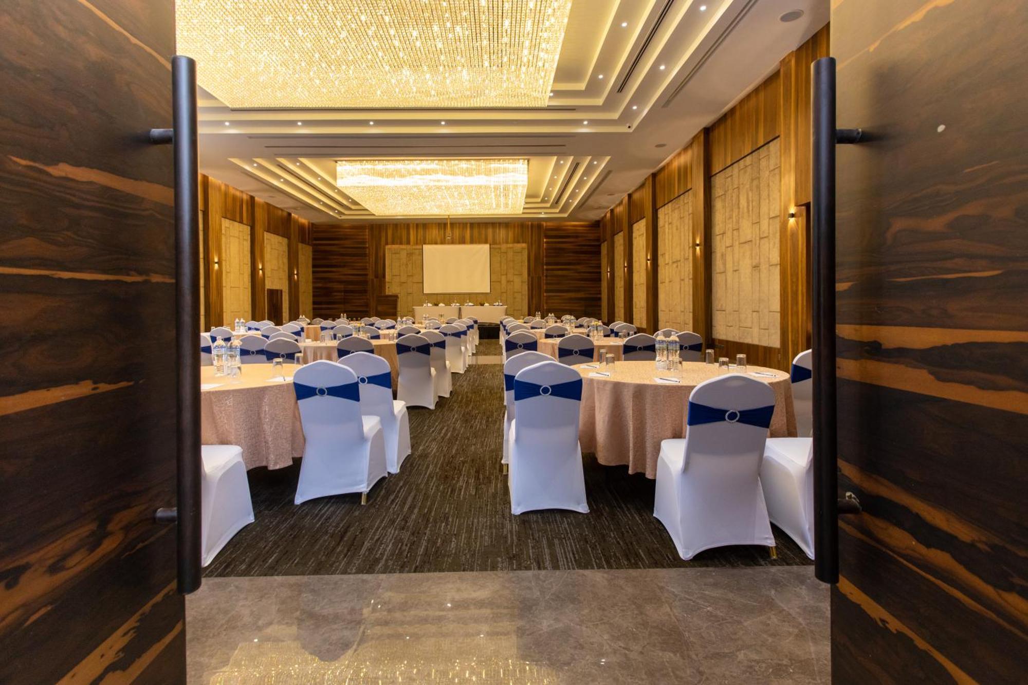 Grand Hotel Катманду Екстериор снимка