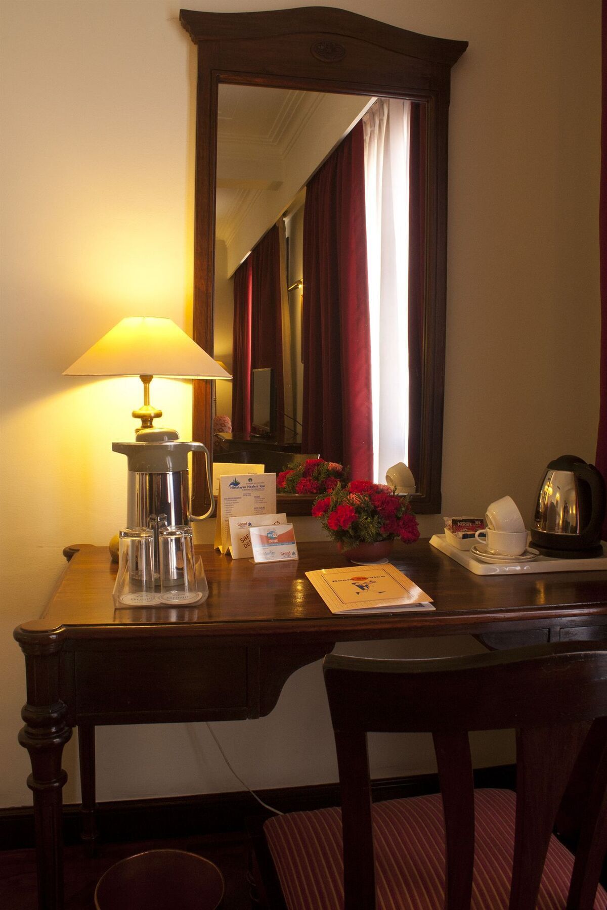 Grand Hotel Катманду Екстериор снимка