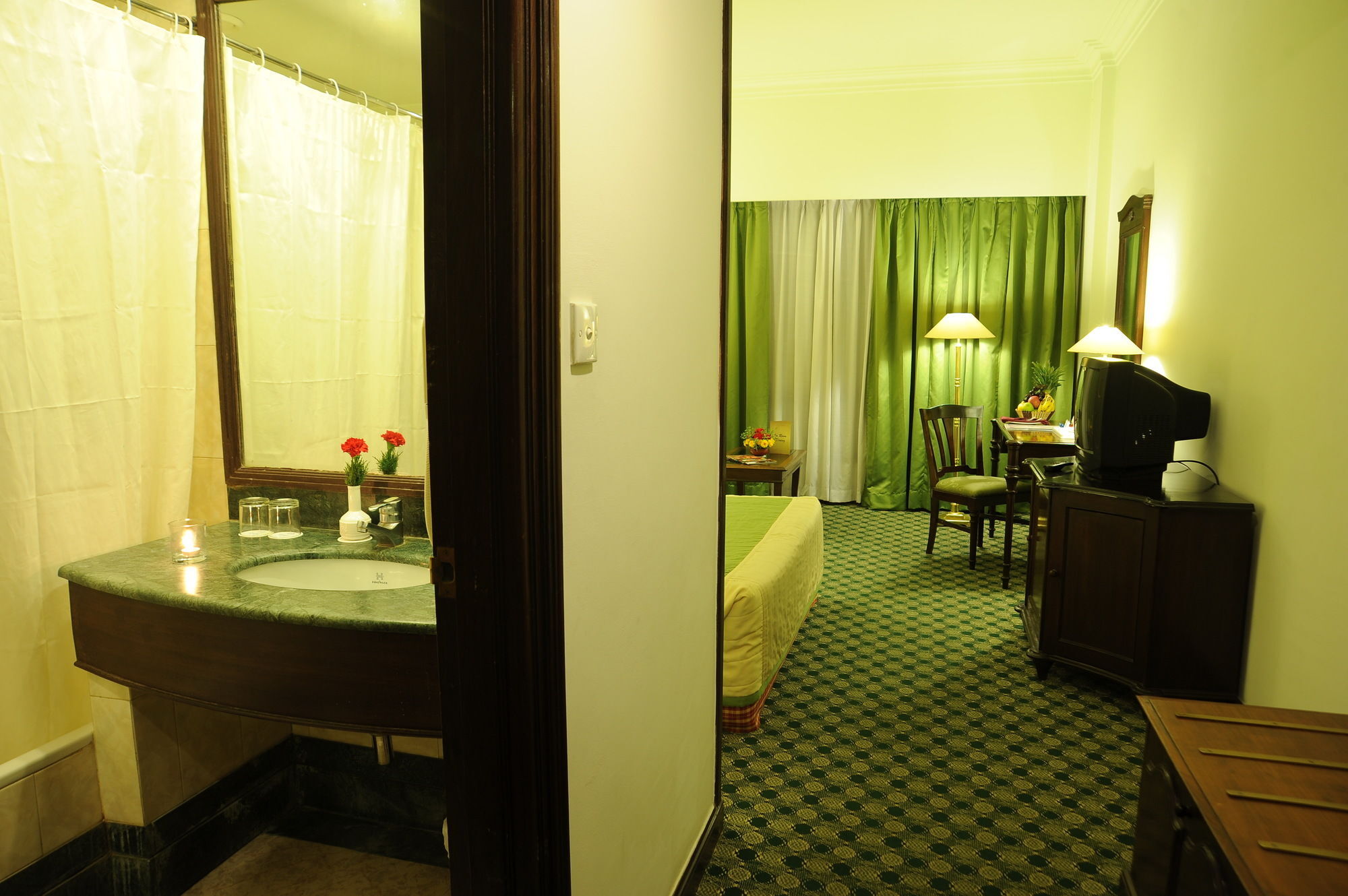 Grand Hotel Катманду Екстериор снимка